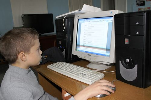 Ведерников Владимир подбирает материал в Интернет