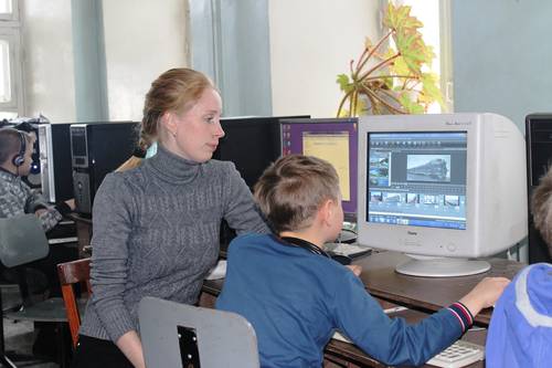 Светлана Юрьевна помогает Радченко Григорию создать его первый фильм о поездах