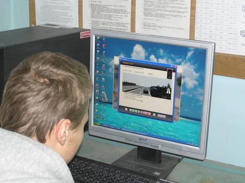 Участник объединения решает задачи по Правилам дорожного движения в специализированной компьютерной программе